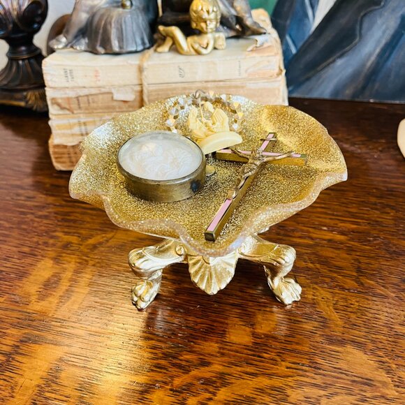 ❌SOLD❌Gold sparkly Lucite pedestal dish with lion's - Picture 9 of 11
